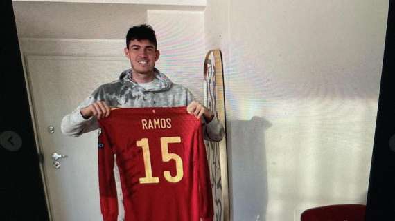 Bastoni, maglia con dedica ricevuta da Sergio Ramos per il compleanno: "Gracias idolo!"