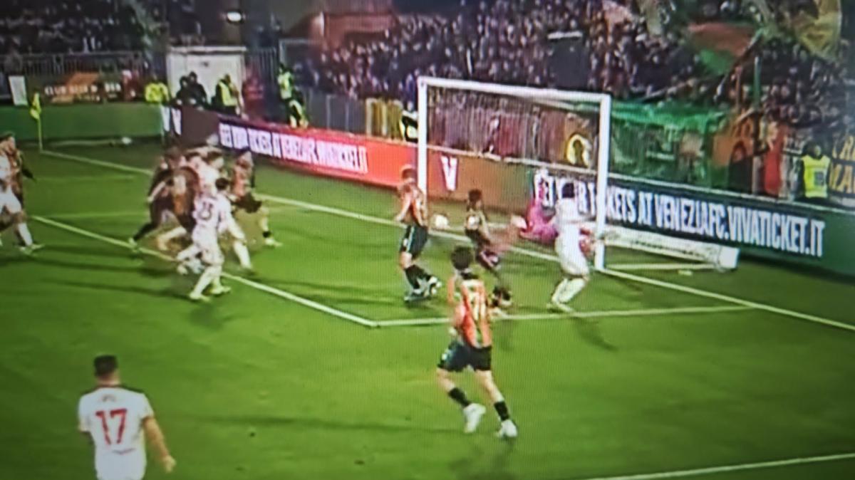 Filip Stankovic lo ha fatto ancora: il Venezia domina il Padova, ma lui si produce in un'altra parata capolavoro