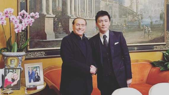Zhang ricorda Berlusconi: sui social una foto mentre stringe la mano al Cavaliere