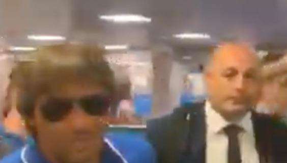 VIDEO - Tottenham-Inter, l'arrivo della squadra alla Malpensa. Qualche selfie per Conte