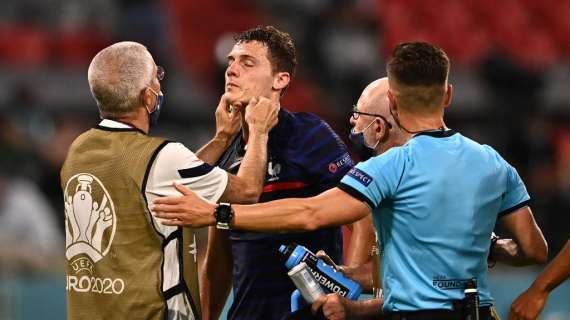Colpo alla testa per Pavard in Francia-Germania, Fifpro alla Uefa: "Perché non è uscito dal campo?"