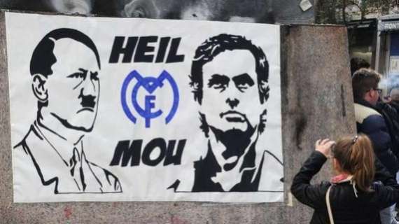 FOTO - "Heil Mou"... e i tifosi lo disegnano con Hitler!