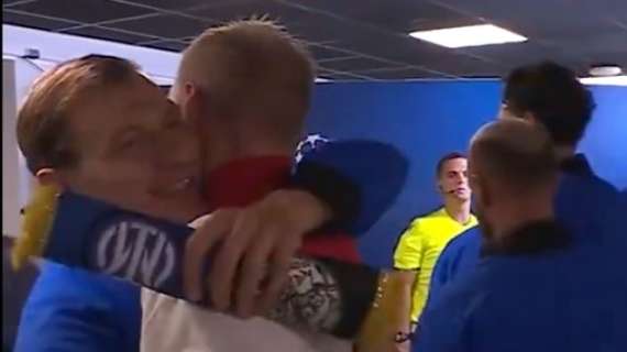 Klaassen ritrova gli ex compagni del 20esimo scudetto: gli abbracci prima della partita 