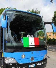 FOTO - Verso casa, sul pullman con tricolore