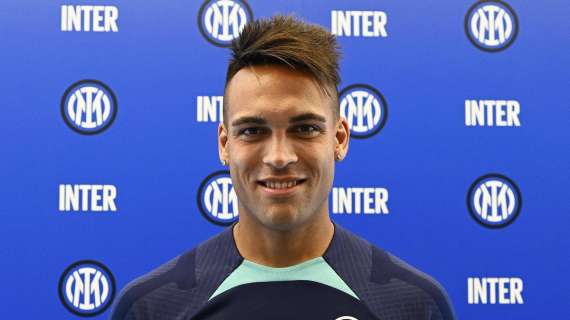 Inter, Lautaro Martinez Player of the Season 21/22: il Toro posa col premio 