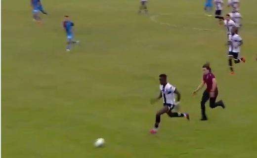 VIDEO - Karamoh scatta palla al piede, ma è troppo veloce: l'invasore non riesce ad acciuffarlo