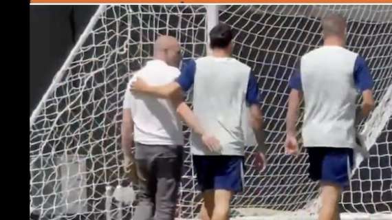 VIDEO - Il mercato non occupa i pensieri di Calhanoglu: clima disteso a L.A., l'abbraccio tra il turco e il ds Ausilio