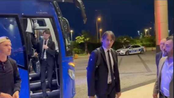 VIDEO - Missione Champions, l'Inter arriva in hotel a Istanbul: Inzaghi il primo a scendere dal pullman