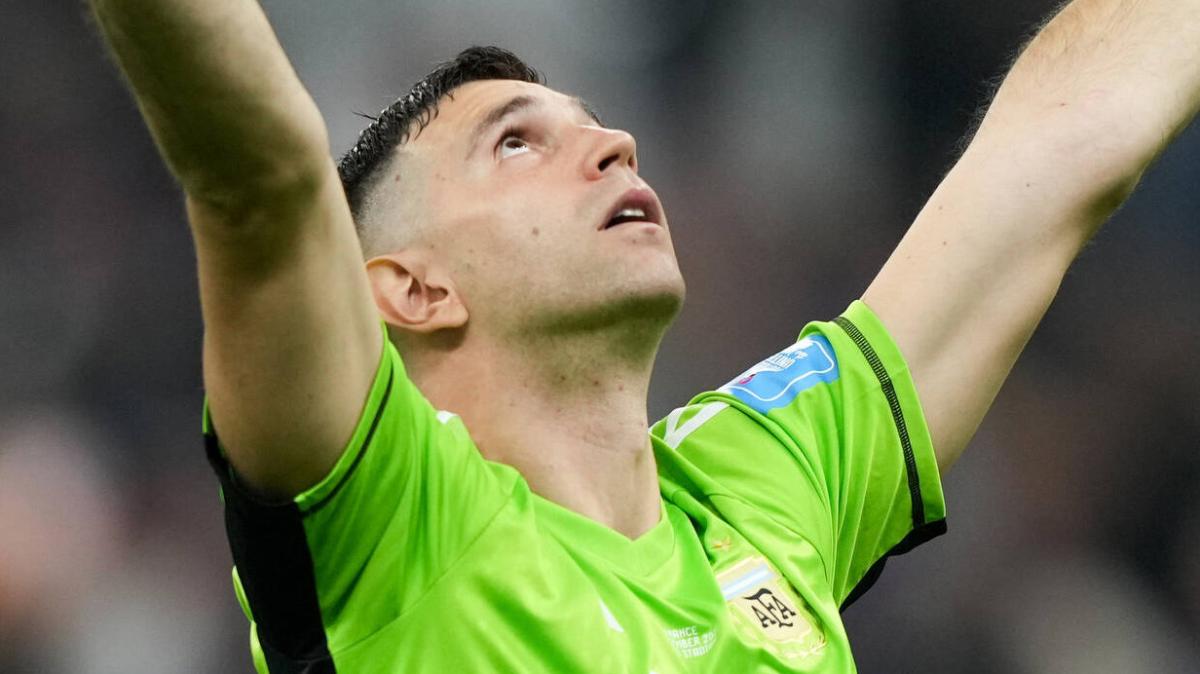 Romano: "Jakirovic, da definire gli ultimi dettagli prima delle visite. Dibu Martinez offerto all'Inter e non solo"