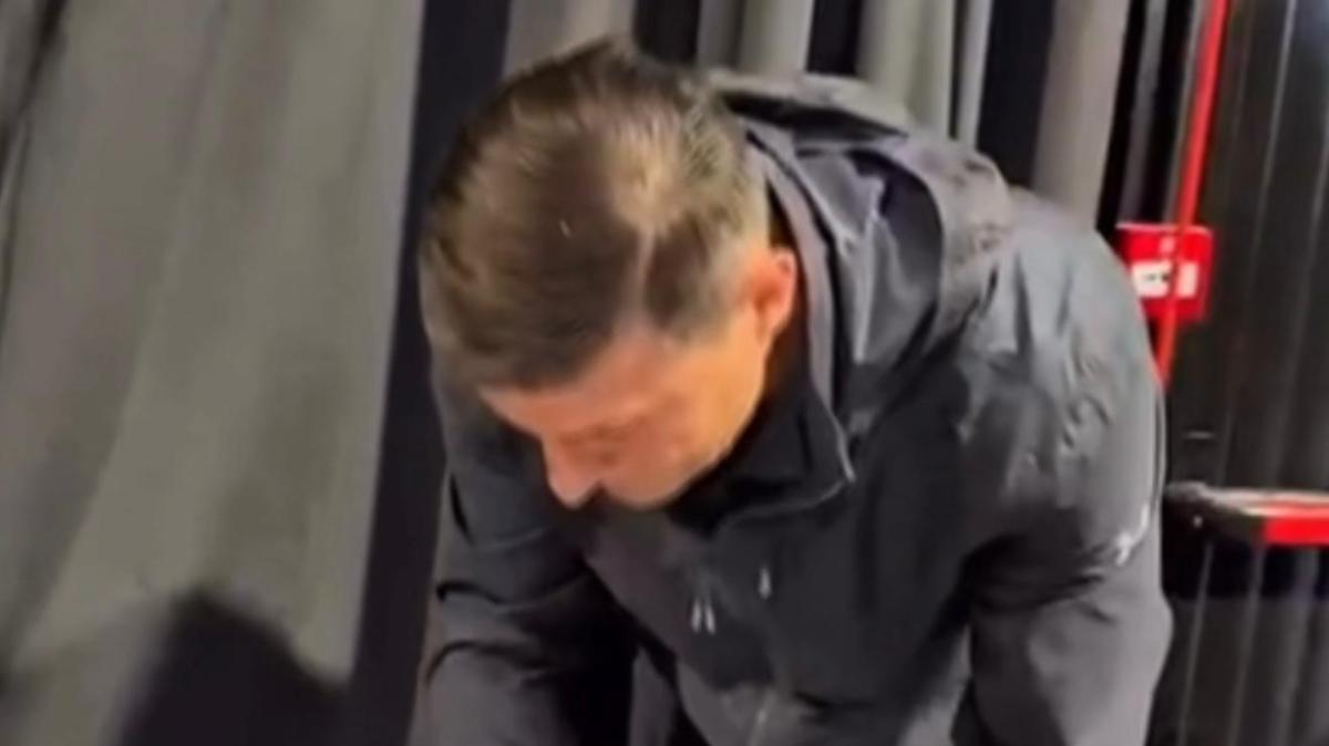 VIDEO - Javier Zanetti ospite speciale del CardFest di Milano: eccolo mentre firma la 'sua' carta