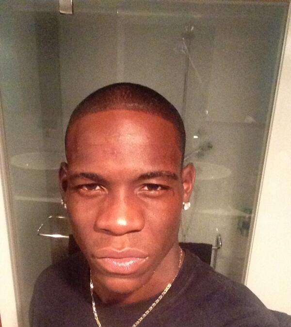Balotelli tweetta scatenato: foto in bagno e scrive...