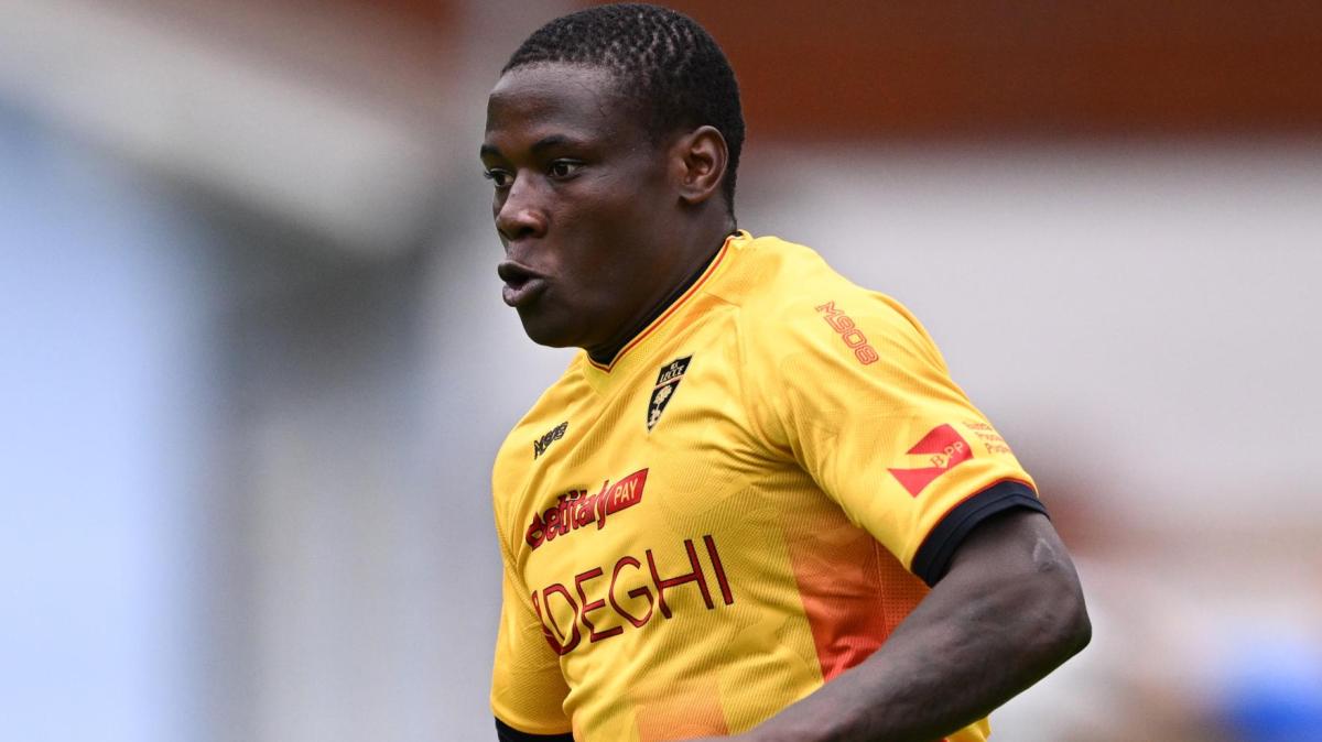 Lecce, momenti di ansia per Banda: lo zambiano ha un malore dopo un colpo, ora sta meglio