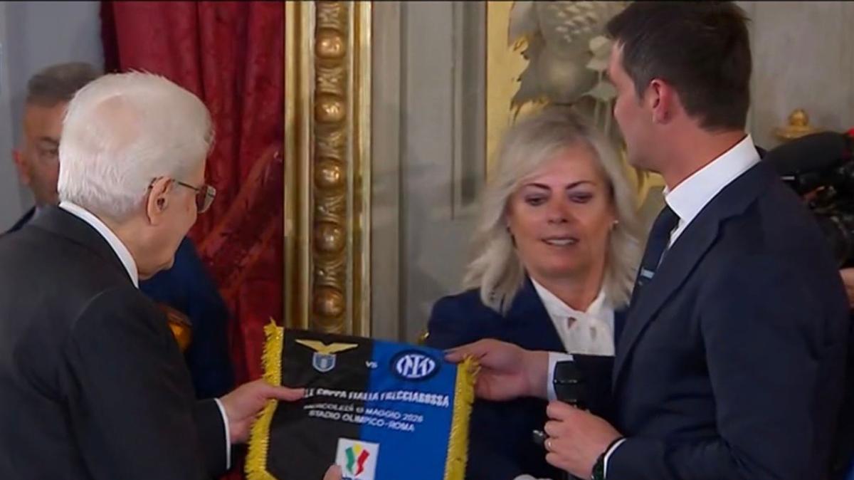 Chivu consegna a Mattarella la maglia che l'Inter indosserà domani