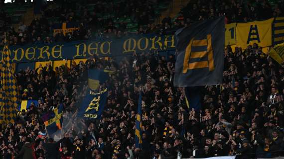 Verona demolito in campo, i tifosi reagiscono con goliardia: esultanze per dei gol 'virtuali' in Curva Sud