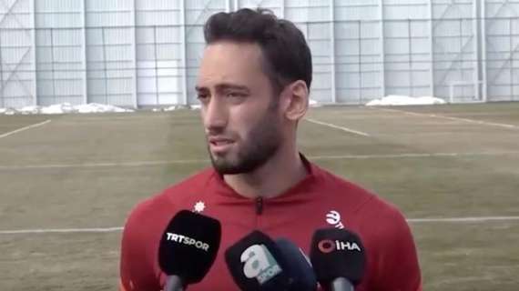 Calhanoglu: "I miei compagni dell'Inter arrabbiati per il ko con la Macedonia. Difesa a tre? Mi piace"