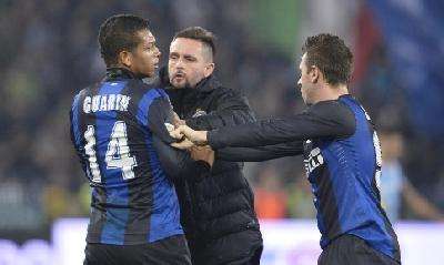 Guarin lo intimidisce? Ma l'assistente non lo sa!