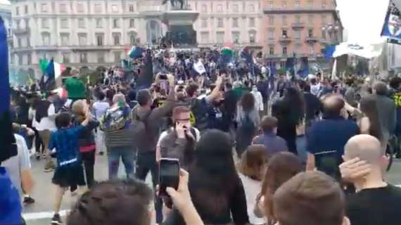 VIDEO - Aumentano i tifosi in Duomo al grido di "Chi non salta rossonero è"