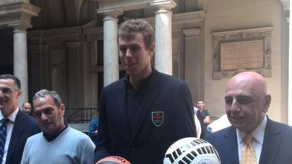 Una maglia nerazzurra per Nick Melli: "In bocca al lupo Inter, spero di venire presto allo stadio"