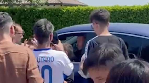 VIDEO - Appiano, i tifosi a Perisic: "Resta all'Inter, vogliamo vincere la seconda stella con te"