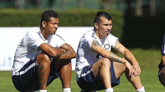 Guarin scherza: "Medel corre troppo, bisogna legarlo!"