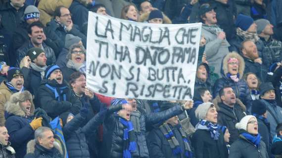 FOTO - Uno striscione a Balotelli sulla maglia gettata