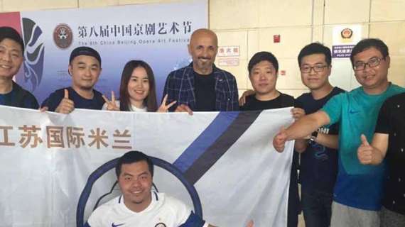 FOTO - Spalletti posa con una bandiera nerazzurra