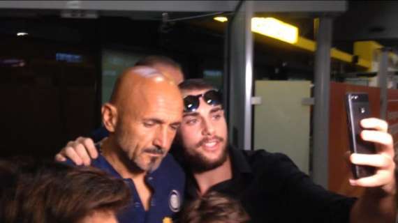 FOTO FcIN - L'arrivo dell'Inter a Malpensa. Tra selfie, l'ovazione a Milito e il 'no comment' di Perisic