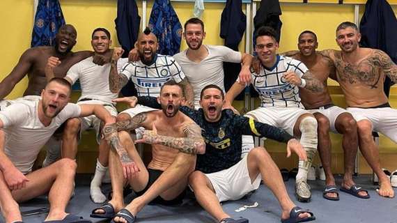 Lukaku, cuori nerazzurri e una foto di gruppo nello spogliatoio per festeggiare il 2-1 al Verona