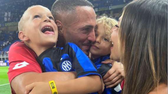 Family portrait a San Siro per D'Ambrosio. Abbracci e lacrime con i figli ancora bardati di nerazzurro