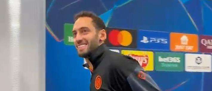 VIDEO - Calhanoglu esce zoppicante da San Siro: "Sto bene, solo una botta". Poi lo sfottò a Zielinski
