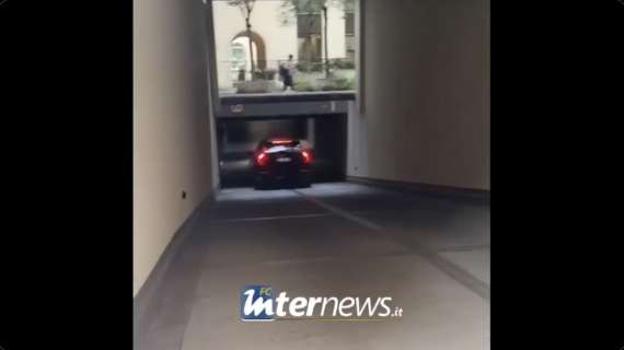 VIDEO - Inzaghi lascia l'Inter: il tecnico torna a casa sua in auto ed evita le domande dei giornalisti 
