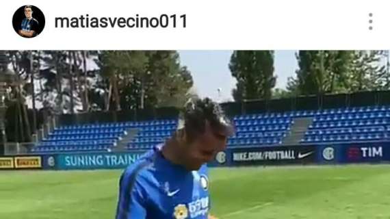 Vecino, auguri e un sacco di farina in testa