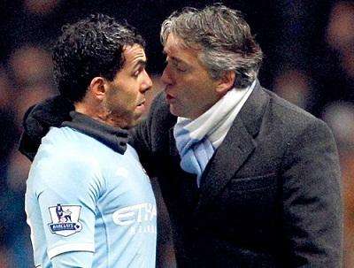 Uno dei tanti battibecchi tra Tevez e Mancini