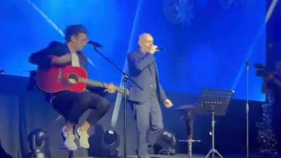 VIDEO - Max Pezzali cambia il ritornello de "Gli anni" con i giocatori dell'Inter 