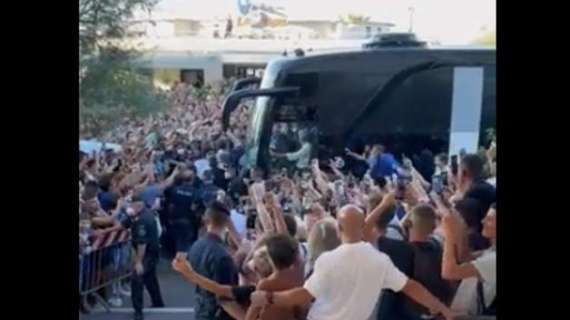VIDEO - L'Inter si dirige allo stadio Adriatico, bagno di folla davanti all'albergo