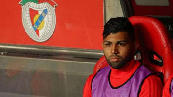 Benfica, Gabigol si riscalda ma non entra: sbuffa a favore di camera. E i tifosi si spazientiscono...