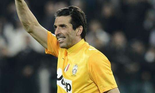 Buffon: "Forza grande capitano, ti aspetto in campo"