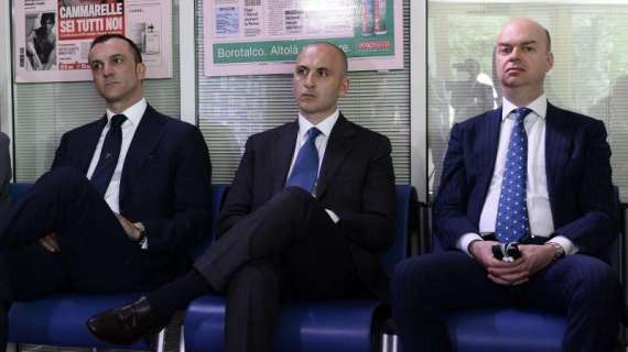 Allenamento sotto gli occhi di Fassone, Ausilio e Pupi