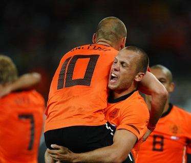 Rientra Sneijder, anche Heitinga incollato alla tv