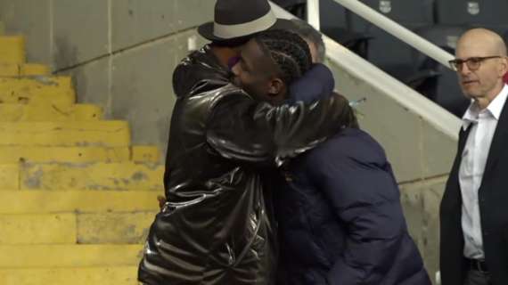 FOTO - Lilian Thuram abbraccia Marcus dopo la partita contro il Barcellona