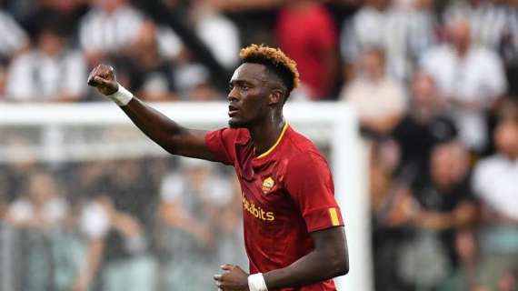 Vlahovic non basta, Abraham segna e la Roma riagguanta la Juve. Toro corsaro a Cremona