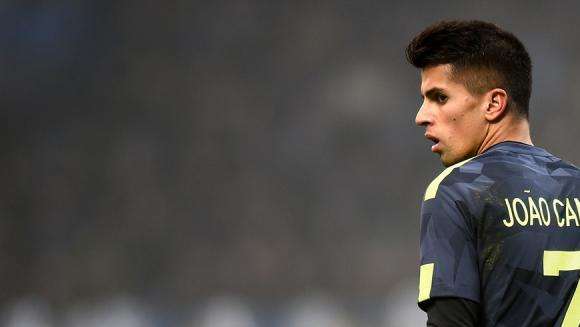 I tifosi del Valencia vorrebbero la permanenza di Cancelo. Ma è lui che più degli altri rischia la cessione