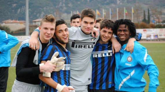 Ivica Ivusic circondato dai compagni dell&#039;Inter Allievi
