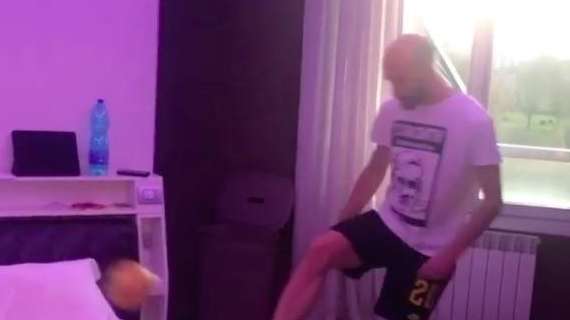 Borja Valero, passatempo in casa: sfida in famiglia a "bed calcio tennis" 