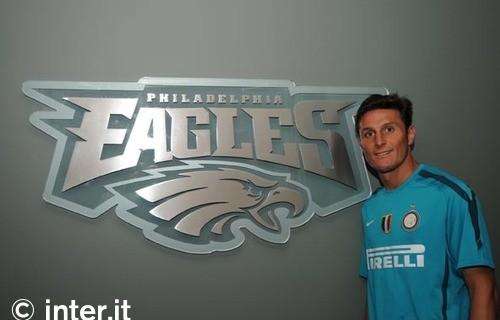 Zanetti posa vicino allo stemma degli Eagles