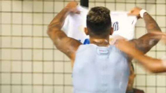 VIDEO - Gabigol colpisce ancora e mostra la maglia ai tifosi: sono 18 in campionato