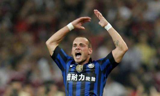 Sneijder festeggia il gol del vantaggio nel derby di Pechino