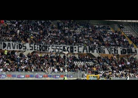 Uno striscione della tifoseria juventina chiaramente contro Balotelli, non ritenuto un campione come invece altri giocatori di colore (Seedorf, Davids e Sissoko).