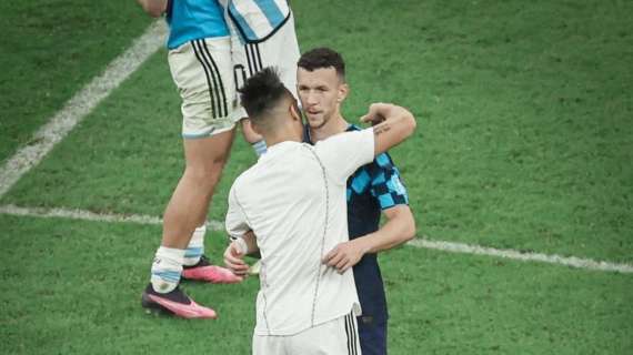 Argentina-Croazia, abbraccio "nerazzurro" al fischio finale: Lautaro saluta e consola Perisic