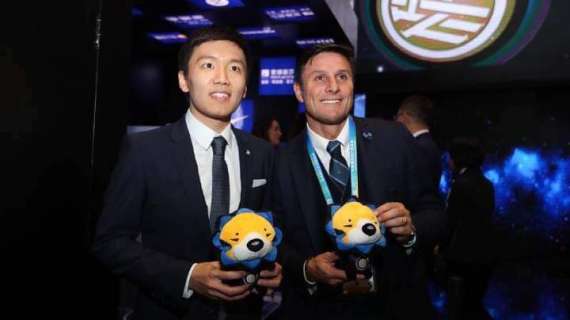 Jiangsu campione di Cina, Zanetti celebra lo storico successo di Suning applaudendo Steven Zhang 